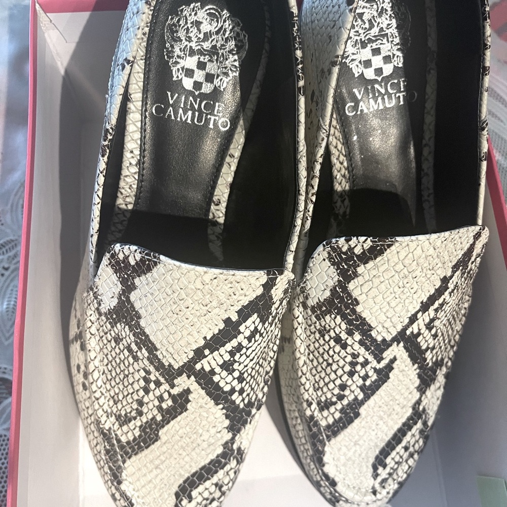 VC -JendeyA2 Seashell Multi Tucson Snake Size 81/2 Medium Women’s Loafers